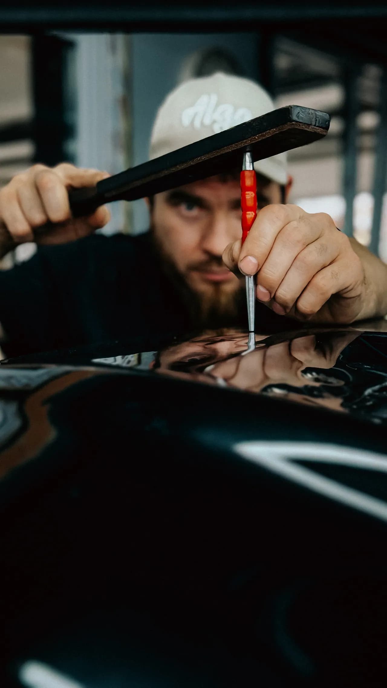 Мастер Dent Auto работает с вмятиной точным ручным инструментом