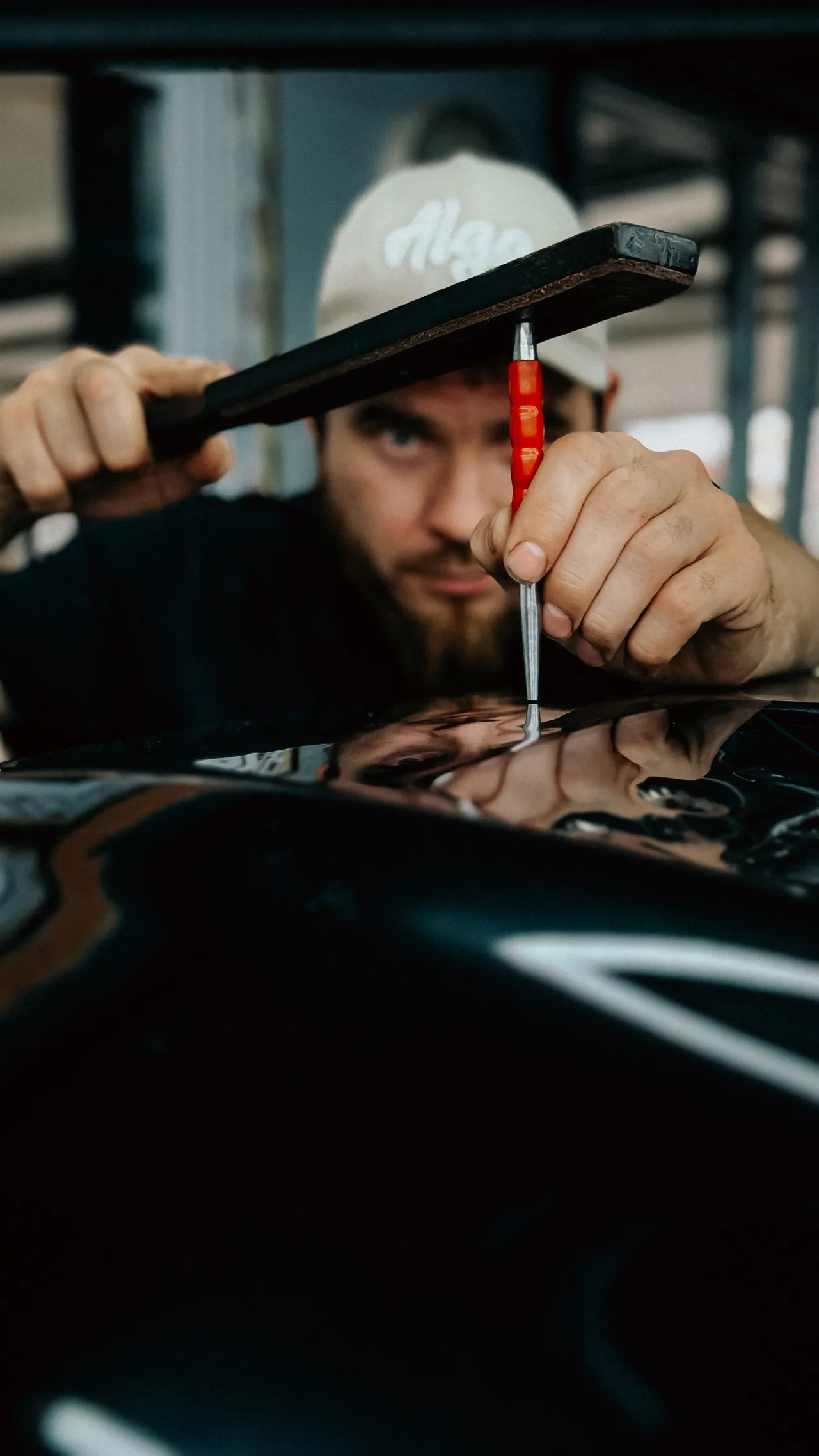 Мастер Dent Auto работает с вмятиной точным ручным инструментом