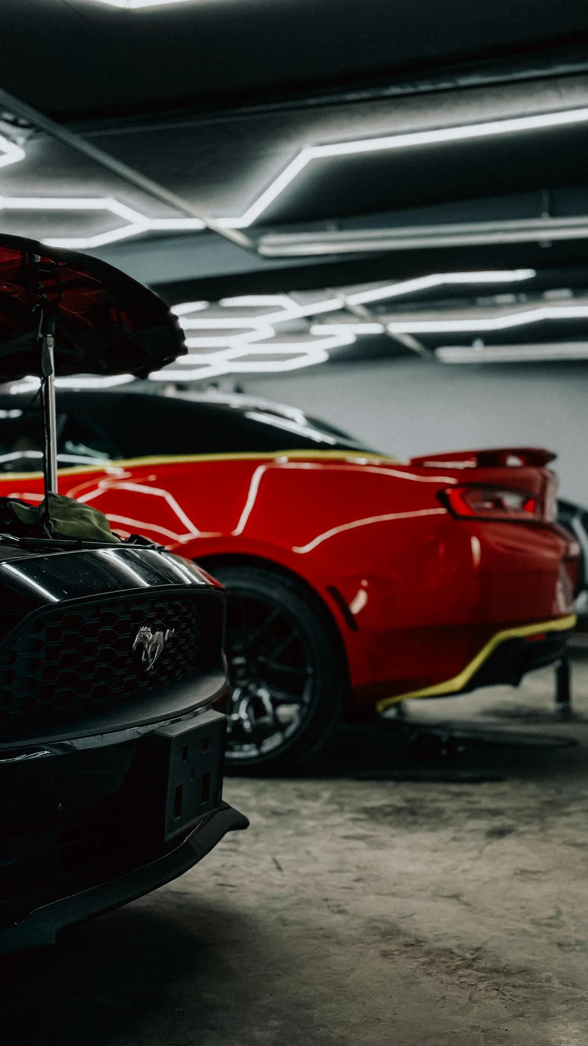 Мастер Dent Auto устраняет вмятину без покраски
